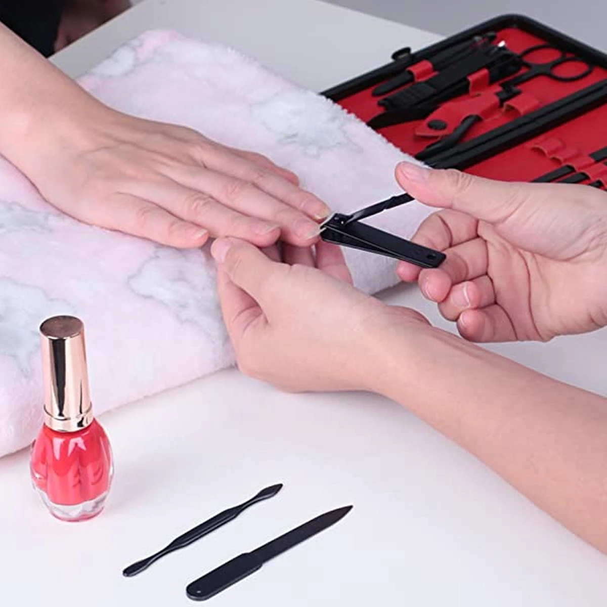 In Round Nagelset 16-delig Met Etui – Manicure Set – Pedicure Set - Staal – Zwart / Rood – Nagelsetje – Nagel Knipper – Nagelknipper – Manicureset – Nagelschaar – Pedicureset – Nagelverzorging – Nageltang – Nail Clipper - Afbeelding 7