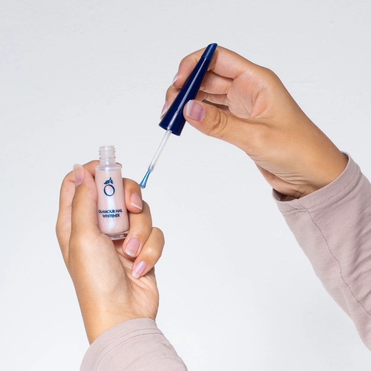 Herome Glamour Nail Whitener - Natural Nail Whitener Met Een Romige Parelmoerglans - Camoufleert Doffe Of Verkleurde Nagels - 10ml. - Afbeelding 4