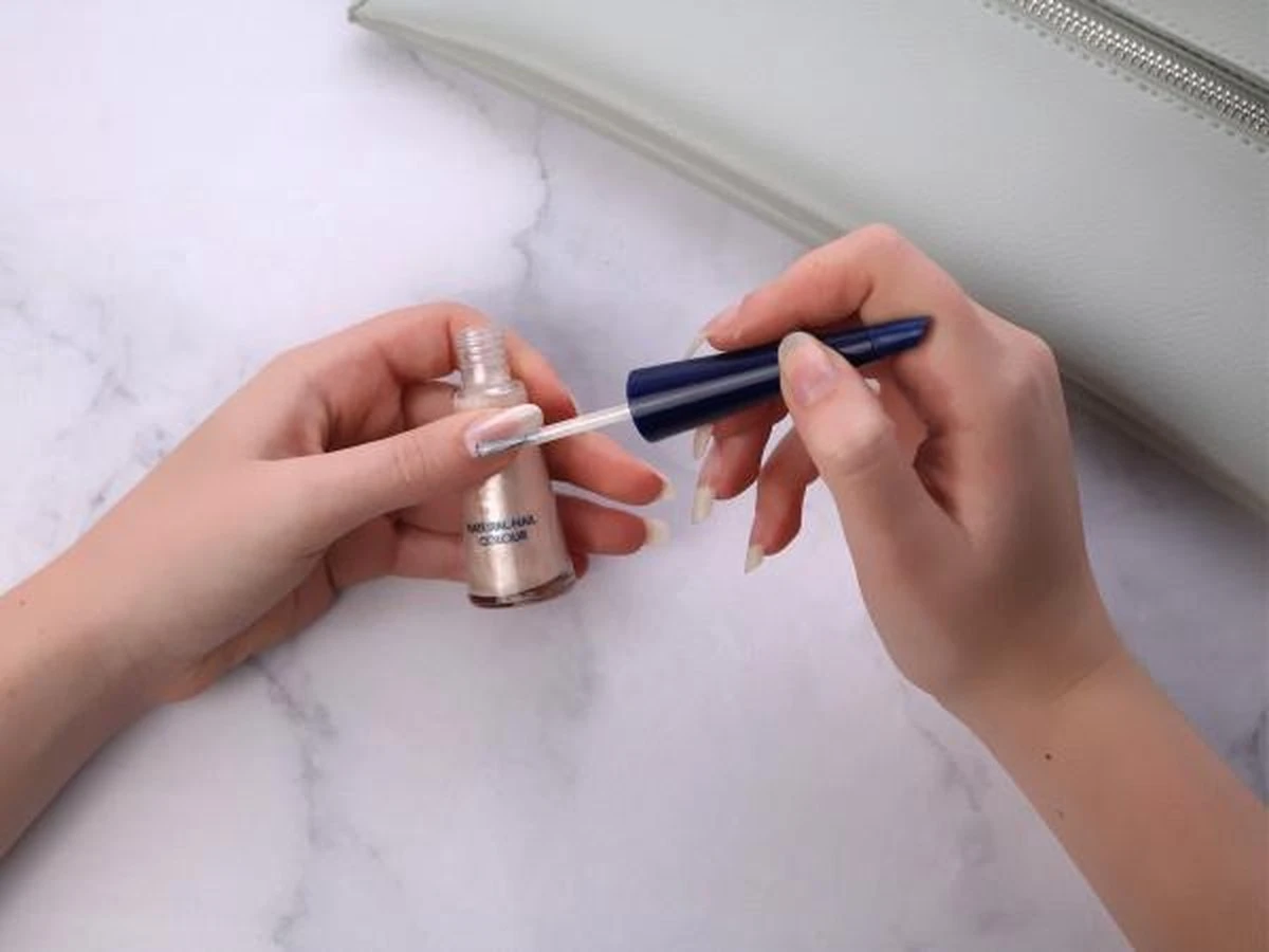 Herome Glamour Nail Whitener - Natural Nail Whitener Met Een Romige Parelmoerglans - Camoufleert Doffe Of Verkleurde Nagels - 10ml. - Afbeelding 7