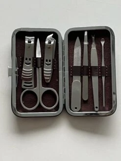 Merkloos Luxe Echt Lederen Manicure Set Voor Op Reis Inclusief Reis Etui 6 Delig – 11x7cm | Nagelschaar | Nagelvijl | Nagels Knippen | Pincet | Nagelverzorging